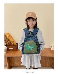 Dettaglio zaino dinosauro per bambini con stampa cartoon e toppa dinosauro 3D