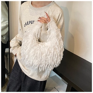 Sac bandoulière chic en fausse fourrure blanche en forme de croissant avec bandoulière