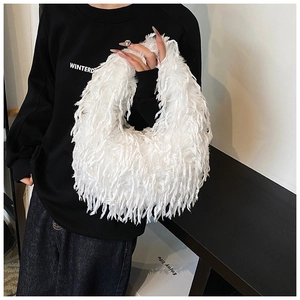Détail du sac en peluche blanche avec texture en fausse fourrure et forme de croissant
