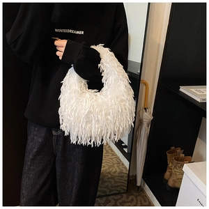 Détail du sac hobo blanc à longues franges avec texture pelucheuse et bandoulière