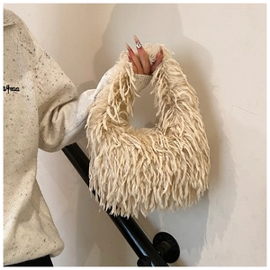 Vue détaillée du sac à main en fausse fourrure blanc crème avec texture douce et pelucheuse