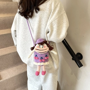 Sac bandoulière poupée crocheté à la main violet avec cerises et collier de perles