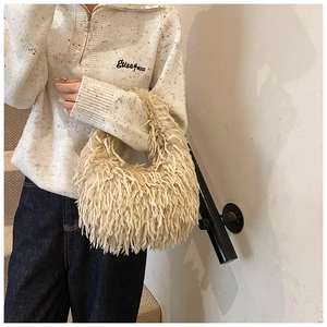 Détail du sac à bandoulière en fausse fourrure beige avec texture pelucheuse
