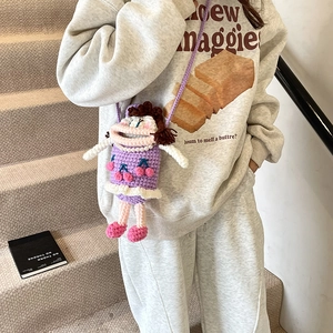Sac à bandoulière fait main au crochet avec poupée de dessin animé et cerise