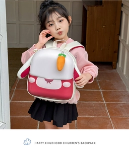 Sac à dos pour enfant avec oreilles de lapin et pendentif carotte sur un modèle