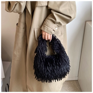 Détail d'un sac à main en peluche noire en fausse fourrure pour la mode d'hiver et le travail