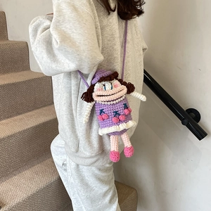 Sac bandoulière enfant en crochet violet fait main avec une fille de dessin animé mignonne