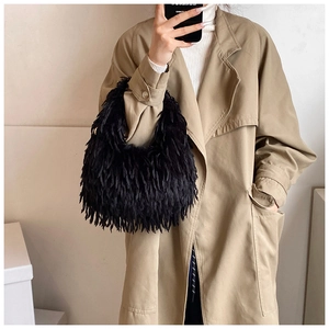Détail du sac à main noir orné de plumes avec chaîne élégante pour un look chic moderne