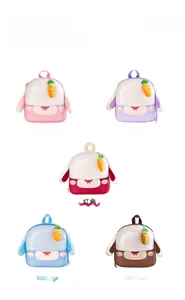 Vue détaillée de cinq sacs à dos lapin colorés avec oreilles 3D et breloques carottes