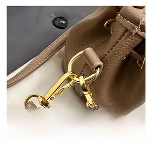 Détail du crochet doré et du cuir grainé sur le mini sac seau pour petites filles
