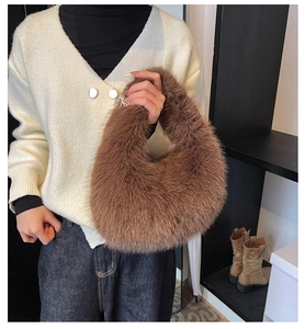 Détail de la texture d'un sac à main en fausse fourrure marron pour la mode d'automne
