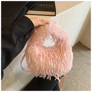 Gros plan du sac à main en fausse fourrure rose duveteuse avec bandoulière pour l'hiver