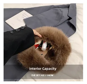 Détail macro de l'intérieur du sac en peluche montrant l'espace pour téléphone