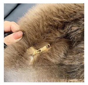 Gros plan sur la fermeture éclair dorée d'un sac à main en peluche marron élégant