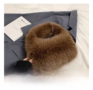 Gros plan sur la texture de fausse fourrure marron foncé pour accessoire de mode automne hiver