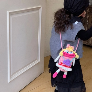 Borsa a tracolla rosa fatta a mano all'uncinetto per bambini con capelli gialli