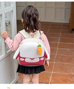 Détail du sac à dos lapin mignon avec pendentif carotte et design de coque beige