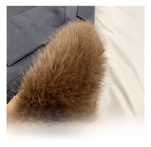 Gros plan sur la poignée en fausse fourrure marron douce d'un sac à main d'hiver chic