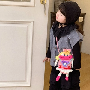 Borsa a tracolla per bambina lavorata a maglia rosa con gilet grigio a pompon