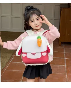 Détail du sac à dos lapin pour enfants avec oreilles 3D et accessoire pendentif carotte