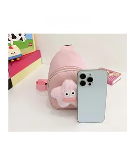 Dettaglio della mini borsa a tracolla in nylon rosa con accessorio a stella di peluche
