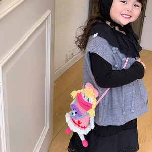 Borsa a tracolla rosa fatta a mano all'uncinetto per bambini con design carino e trama a maglia