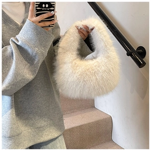 Vue détaillée du sac à main en peluche blanche en fausse fourrure douce pour l'hiver