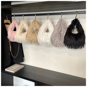 Sélection de grands sacs à chaîne en fausse fourrure en six couleurs pour le transport