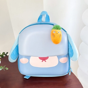 Détail du sac à dos chiot bleu pour enfant avec oreilles de lapin et charme carotte