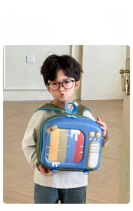Détail du sac à dos enfant bleu en forme de télé avec rayures colorées et boutons rétro