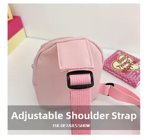 Dettaglio della tracolla regolabile sulla simpatica borsa in peluche rosa con stella