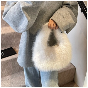 Détail de la texture d'un sac à main en fausse fourrure blanche au style minimaliste