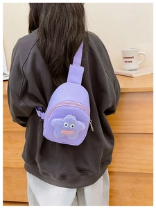 Dettaglio della borsa a tracolla viola per bambini con stella in peluche e cinturino