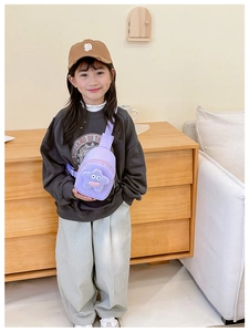 Dettaglio di un borsello viola per bambini con decorazione a stella di peluche blu