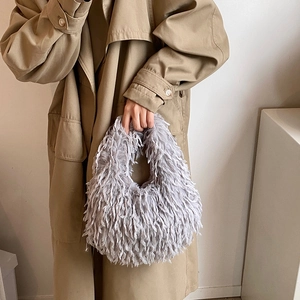 Sac à main chic en peluche gris clair pour femme avec un style esthétique hivernal chaud