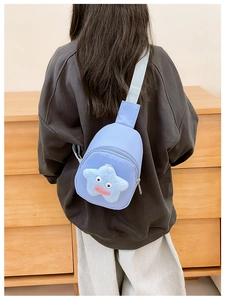 Dettaglio del borsello azzurro per bambini con ciondolo a stella in peluche e tracolla