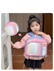 Détail du sac à dos rose en forme de téléviseur montrant les boutons et les bretelles