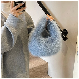 Vue détaillée du sac à main en fausse fourrure bleu clair à texture pelucheuse et douce