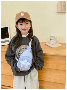 Simpatico borsello a tracolla con stella di peluche blu per bambini indossato