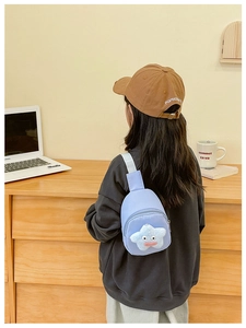 Dettaglio di una borsa a tracolla per bambini azzurra con un simpatico ciondolo a stella