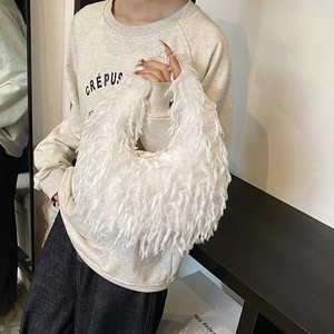 Sac à bandoulière chic en peluche blanche avec chaîne pour la mode d'hiver