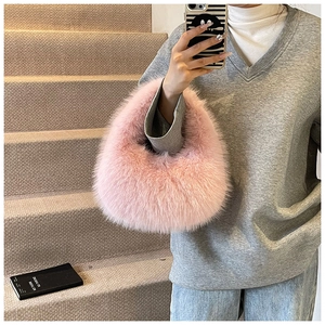 Gros plan d'un sac à main en peluche rose avec une texture douce en fausse fourrure
