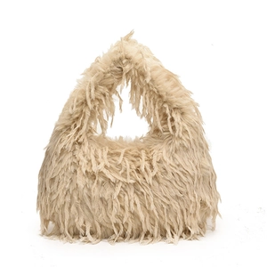 Sac fourre-tout en fausse fourrure beige avec texture douce et bandoulière