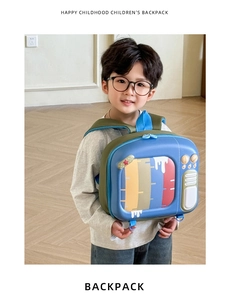 Détail de la coque en forme de téléviseur rétro sur un sac à dos bleu pour enfants