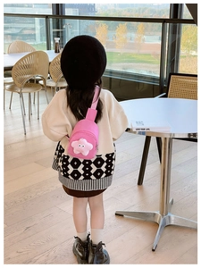 Marsupio rosa per bambini con ciondolo a stella in peluche indossato da un modello