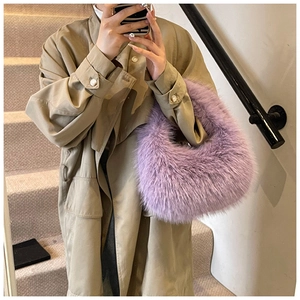 Gros plan détaillé d'un sac à main en fausse fourrure lavande avec un trench-coat beige