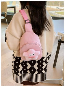 Dettaglio del borsello rosa per bambini con stella di peluche e tracolla regolabile