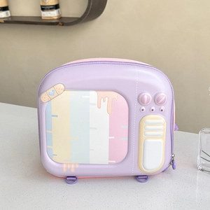 Détail du sac à dos rigide violet en forme de téléviseur avec motif arc-en-ciel