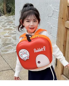 Dettaglio zainetto bimbi a forma di mela con motivo coniglio e trama a guscio rigido