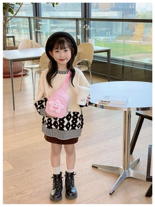 Marsupio rosa per bambine con ciondolo a stella in peluche indossato da modella